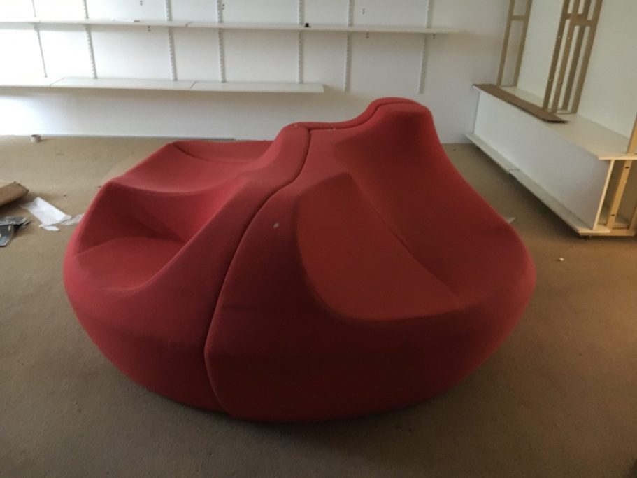 Saruyama in Bordeaux-Rot vor der Restaurierung Weinrote Farbvariante der Moroso Saruyama-Sitzlandschaft vor der Restaurierung