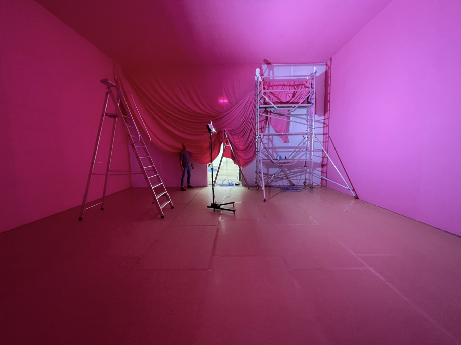 Fast Fertige Installation Ambiente spaziale con neon Vollständig in Pink eingekleideter Ausstellungsraum mit Neonlicht und Gerüst