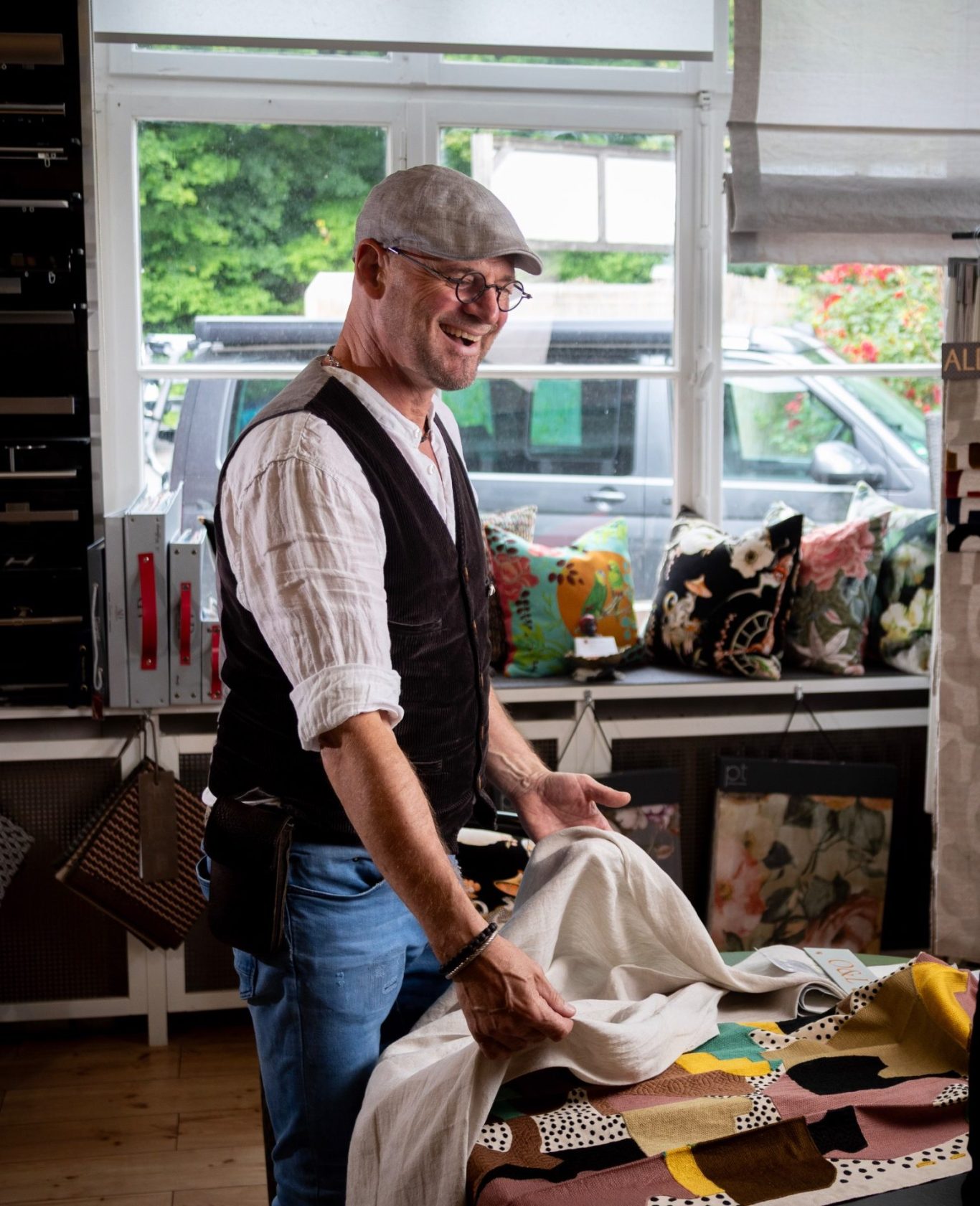 Persönliche Beratung im Showroom Wuppertal Markus Egen im Showroom der Raumausstattung Egen in Wuppertal mit Stoffmustern in der Hand