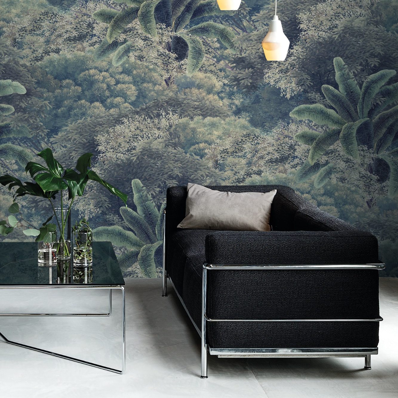  Cassina LC3 Sofa / Fauteuil Grand Confort entworfen von Le Corbusier, Pierre Jeanneret und Charlotte Perriand vor dunkler Dschungeltapete