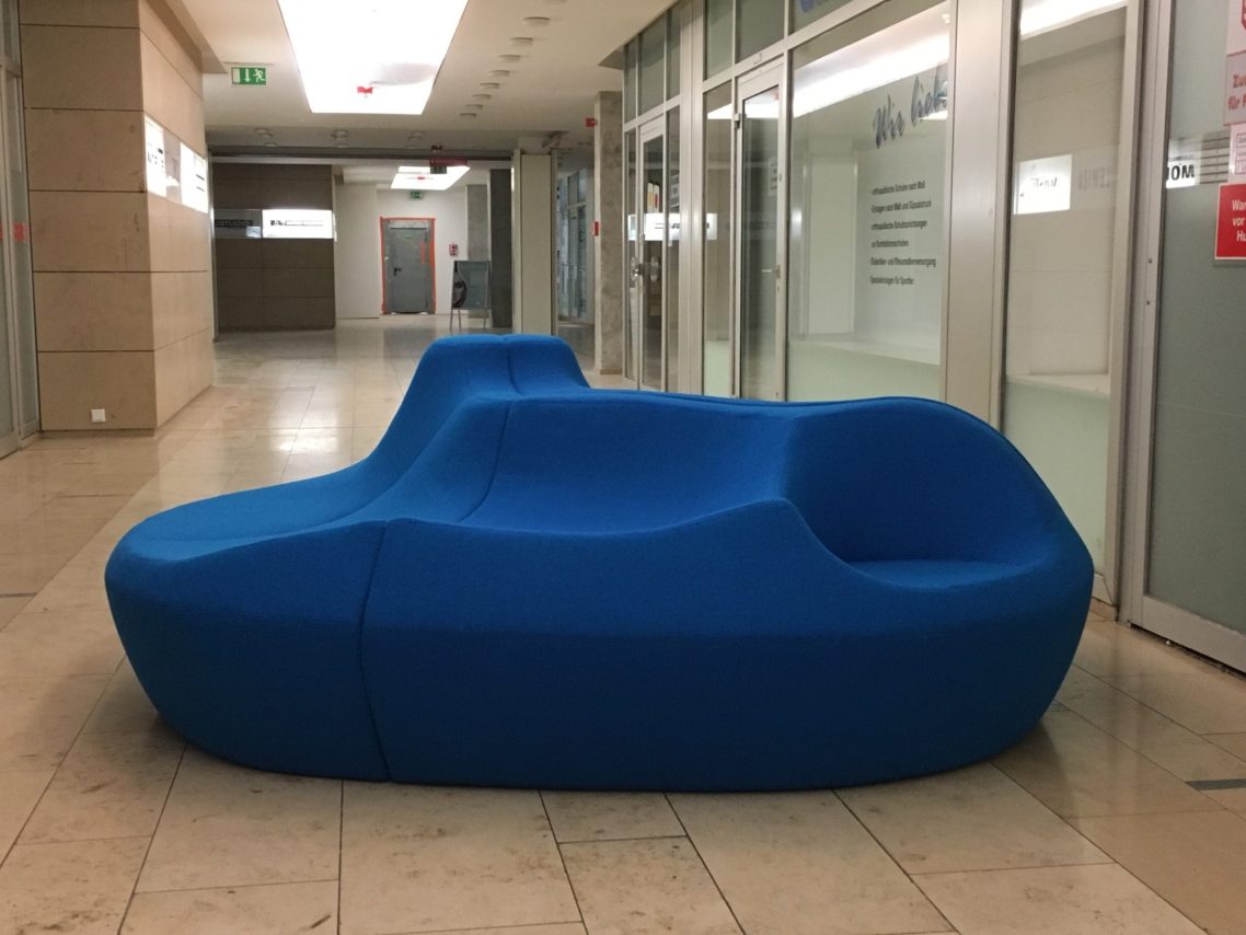 Restaurierung des Moroso Saruyama Restaurierte blaue Sitzlandschaft Saruyama von Moroso in einem Empfangsbereich