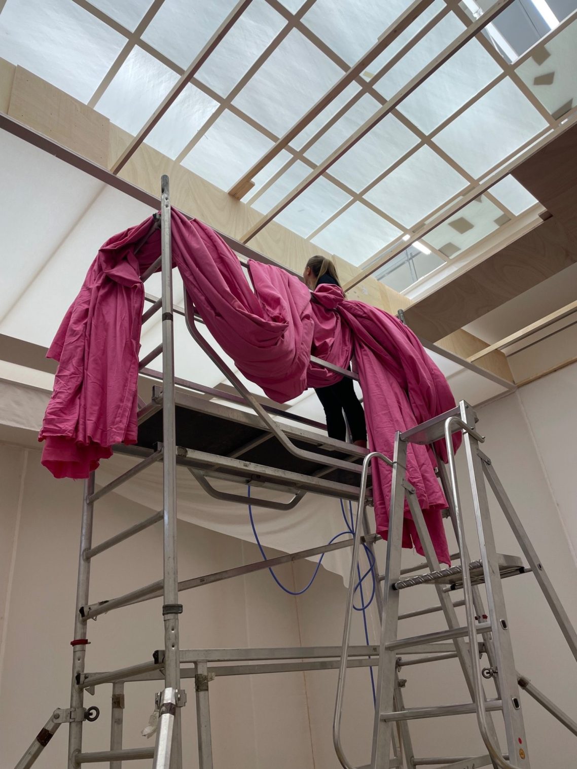 Rauminstallation für die Ausstellung Lucio Fontana: Erwartung Gerüst mit pinkfarbenem Stoff unter dem Glasdach des Von der Heydt-Museums Wuppertal während der Montage